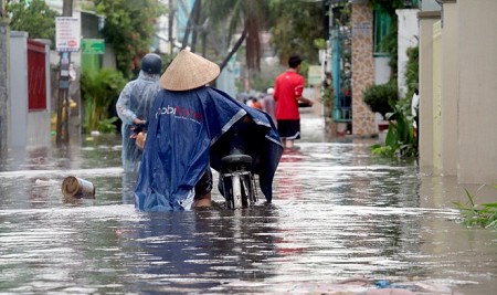 Bão số 8 suy yếu, Nha Trang chìm trong biển nước