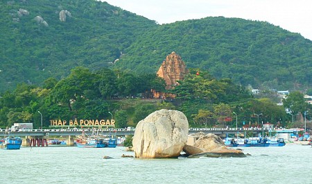 Khu di tích cổ đại Tháp Bà Ponagar hút khách du lịch Nha Trang trong những tháng đầu năm