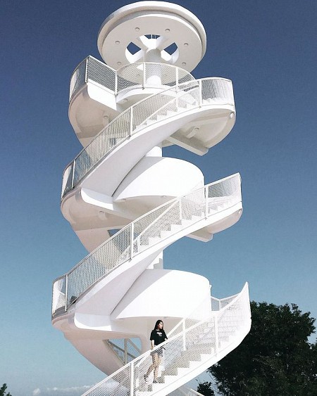 Ghé thăm ‘’cầu thang xoắn trắng’’ đẹp tựa nấc thang lên thiên đường Ghé thăm ‘’cầu thang xoắn trắng’’ đẹp tựa nấc thang lên thiên đường