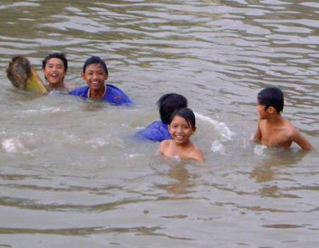 Khánh Hòa: Trẻ em và mối nguy hiểm sông nước rình rập