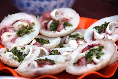 Thưởng thức bánh căn nổi tiếng phố biển Nha Trang