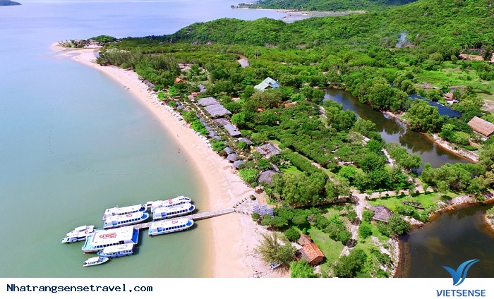 Vui chơi quên sầu trên bãi tắm An Bình - Ảnh 1