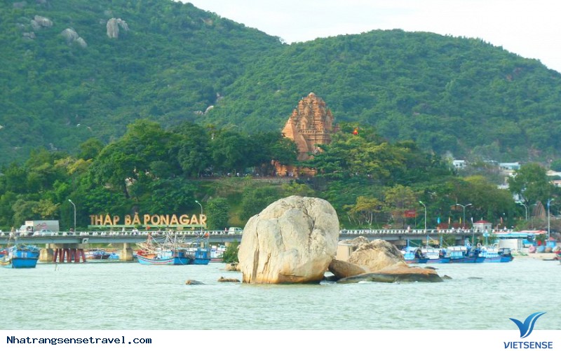 Khu di tích cổ đại Tháp Bà Ponagar hút khách thăm quan Nha Trang trong những tháng đầu năm - Ảnh 1