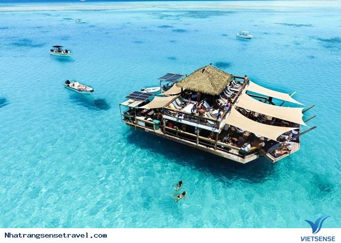 3. Trải nghiệm quán bar nổi trên mặt nước