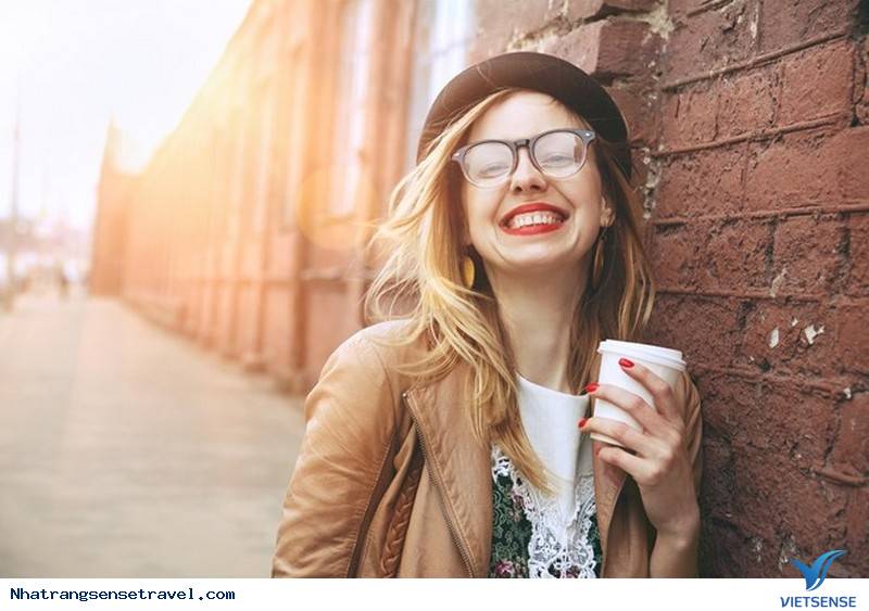 Nhâm nhi cà phê khi ngắm nhìn xung quanh