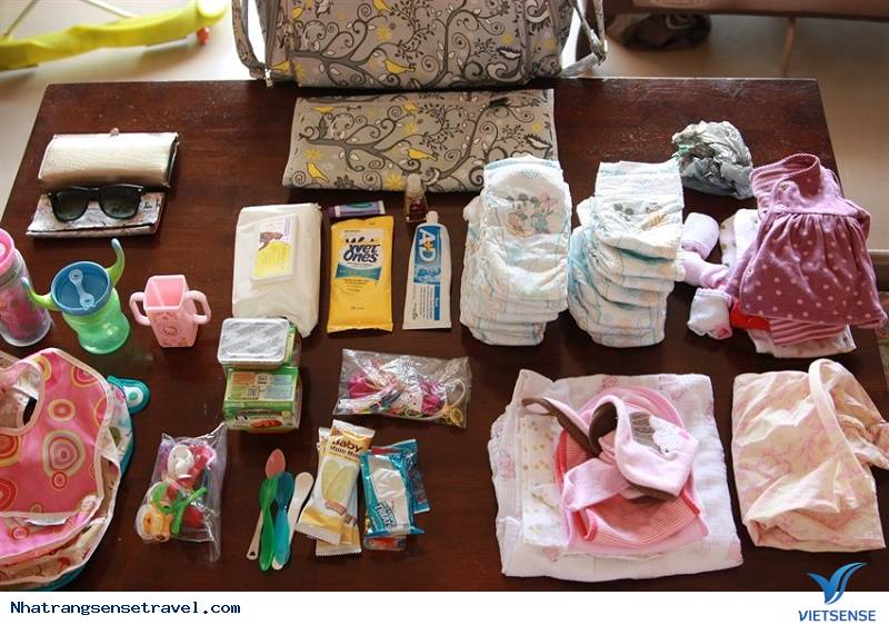 Xếp đồ dùng của bé trong hành lý riêng Xếp đồ dùng của bé trong hành lý riêng