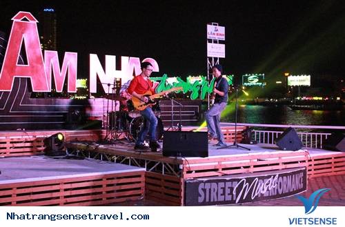 Âm Nhạc Đường Phố Khiến Đêm Nha Trang Đẹp Mà Ấn Tượng - Ảnh 1 Âm Nhạc Đường Phố Khiến Đêm Nha Trang Đẹp Mà Ấn Tượng - Ảnh 1