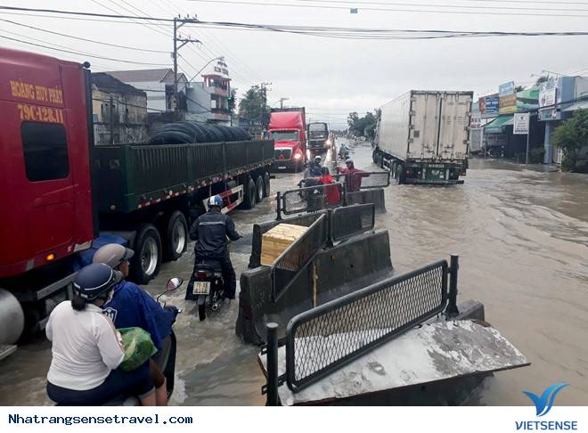 Bão số 8 suy yếu, Nha Trang chìm trong biển nước - Ảnh 3 Bão số 8 suy yếu, Nha Trang chìm trong biển nước - Ảnh 3