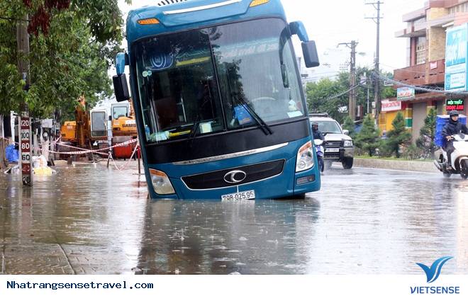 Bão số 8 suy yếu, Nha Trang chìm trong biển nước - Ảnh 7 Bão số 8 suy yếu, Nha Trang chìm trong biển nước - Ảnh 7