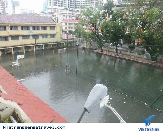 Bão số 8 suy yếu, Nha Trang chìm trong biển nước - Ảnh 1 Bão số 8 suy yếu, Nha Trang chìm trong biển nước - Ảnh 1