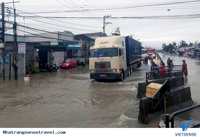 Bão số 8 suy yếu, Nha Trang chìm trong biển nước - Ảnh 4 Bão số 8 suy yếu, Nha Trang chìm trong biển nước - Ảnh 4