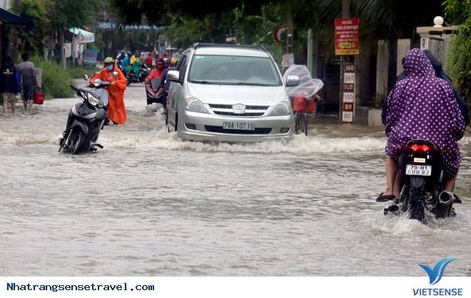 Bão số 8 suy yếu, Nha Trang chìm trong biển nước - Ảnh 6 Bão số 8 suy yếu, Nha Trang chìm trong biển nước - Ảnh 6