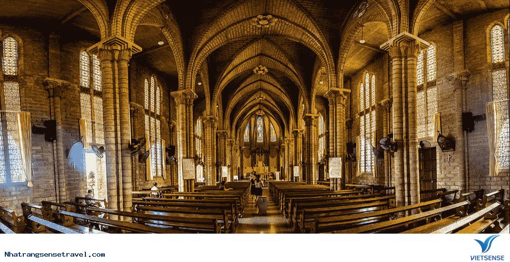 Bên trong thánh đường