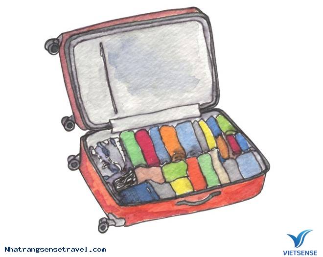 Cuộn quần áo, xếp đồ nặng xuống dưới