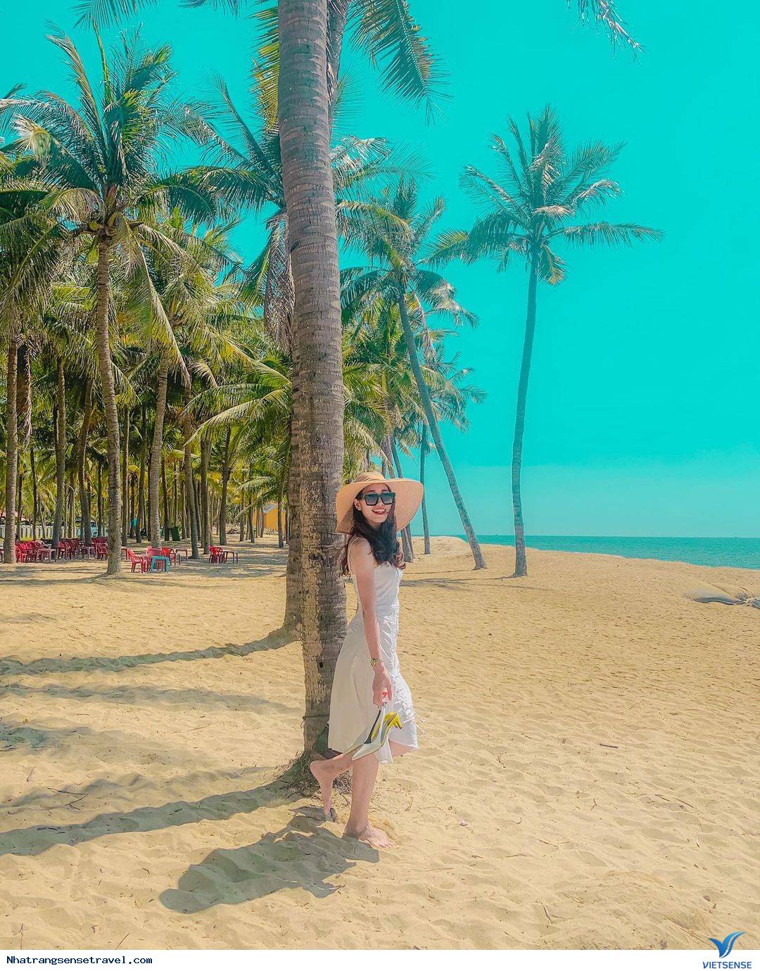 Cát trắng, biển xanh trong và hoang sơ Cát trắng, biển xanh trong và hoang sơ