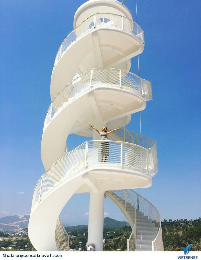 Check in tại ‘’cầu thang xoắn trắng’’ đẹp tựa nấc thang lên thiên đường - Ảnh 8 Check in tại ‘’cầu thang xoắn trắng’’ đẹp tựa nấc thang lên thiên đường - Ảnh 8