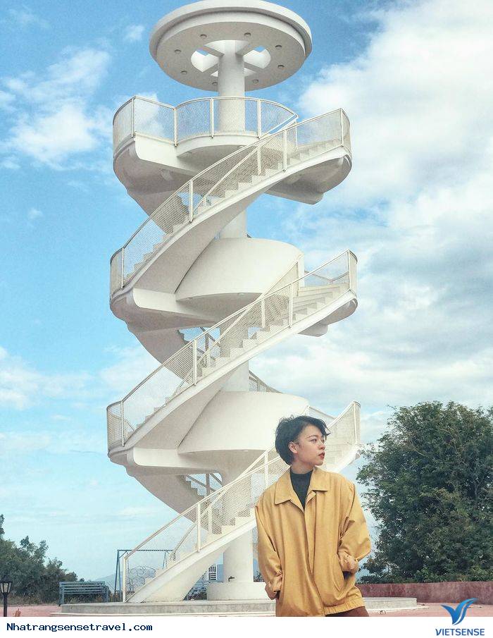 Check in tại ‘’cầu thang xoắn trắng’’ đẹp tựa nấc thang lên thiên đường - Ảnh 7 Check in tại ‘’cầu thang xoắn trắng’’ đẹp tựa nấc thang lên thiên đường - Ảnh 7