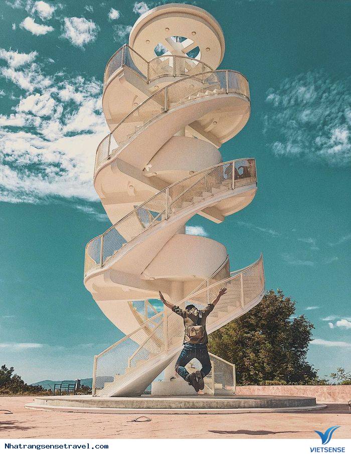 Check in tại ‘’cầu thang xoắn trắng’’ đẹp tựa nấc thang lên thiên đường - Ảnh 9 Check in tại ‘’cầu thang xoắn trắng’’ đẹp tựa nấc thang lên thiên đường - Ảnh 9