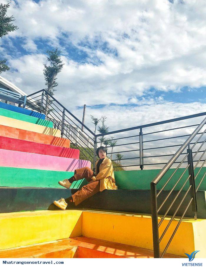 Check in tại ‘’cầu thang xoắn trắng’’ đẹp tựa nấc thang lên thiên đường - Ảnh 10 Check in tại ‘’cầu thang xoắn trắng’’ đẹp tựa nấc thang lên thiên đường - Ảnh 10