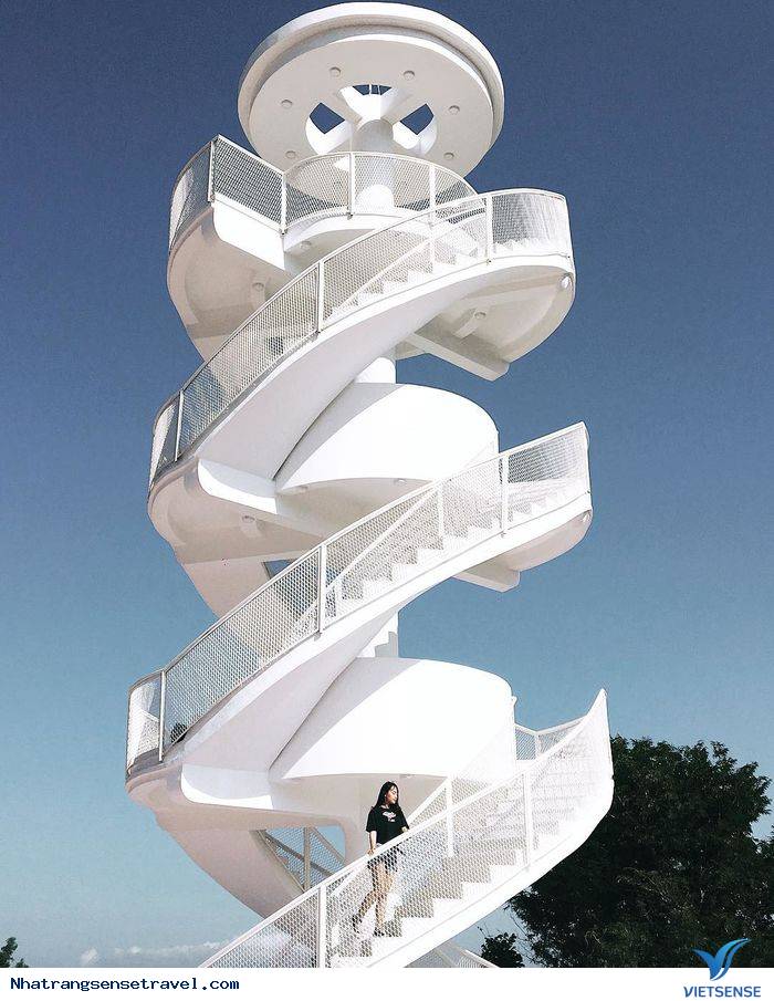Check in tại ‘’cầu thang xoắn trắng’’ đẹp tựa nấc thang lên thiên đường - Ảnh 6 Check in tại ‘’cầu thang xoắn trắng’’ đẹp tựa nấc thang lên thiên đường - Ảnh 6