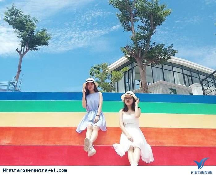 Check in tại ‘’cầu thang xoắn trắng’’ đẹp tựa nấc thang lên thiên đường - Ảnh 12 Check in tại ‘’cầu thang xoắn trắng’’ đẹp tựa nấc thang lên thiên đường - Ảnh 12