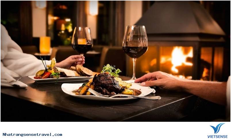 Kết thân với dân địa phương