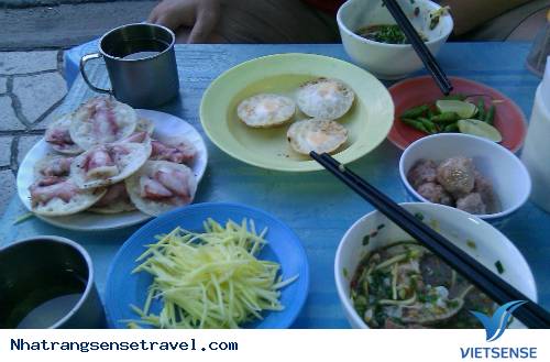 Đến Nha Trang Nhớ Ghé Tiệm Bánh Căn Nhỏ Chỉ Mở Vào Buổi Sáng - Ảnh 2 Đến Nha Trang Nhớ Ghé Tiệm Bánh Căn Nhỏ Chỉ Mở Vào Buổi Sáng - Ảnh 2
