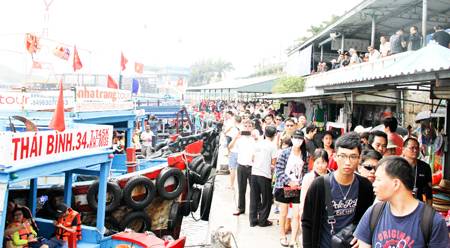 khách thăm quan Đến Với Nha Trang Tăng Nhẹ Dịp Tết Dương Lịch 2025 - Ảnh 2