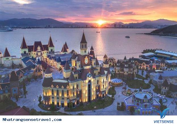 17h30 -18h00: Đến với quảng trường thần thoại