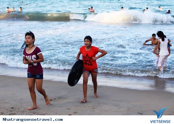 khách thăm quan Tới Nha Trang Đổ Xô Tắm Biển Giải Nhiệt - Ảnh 8