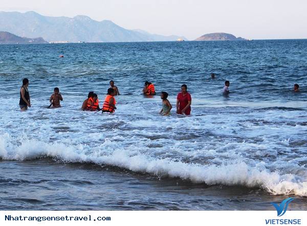 khách thăm quan Tới Nha Trang Đổ Xô Tắm Biển Giải Nhiệt - Ảnh 11