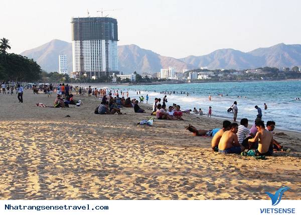 khách thăm quan Tới Nha Trang Đổ Xô Tắm Biển Giải Nhiệt - Ảnh 9