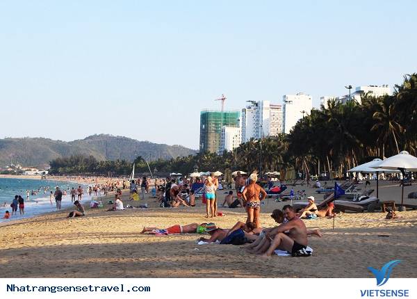 khách thăm quan Tới Nha Trang Đổ Xô Tắm Biển Giải Nhiệt - Ảnh 6