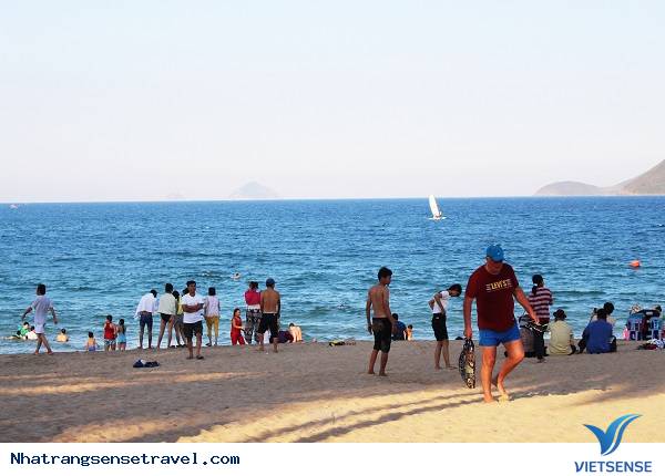 khách thăm quan Tới Nha Trang Đổ Xô Tắm Biển Giải Nhiệt - Ảnh 2