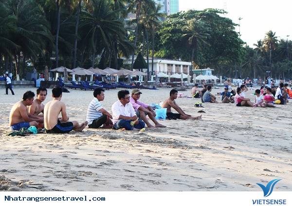 khách thăm quan Tới Nha Trang Đổ Xô Tắm Biển Giải Nhiệt - Ảnh 10