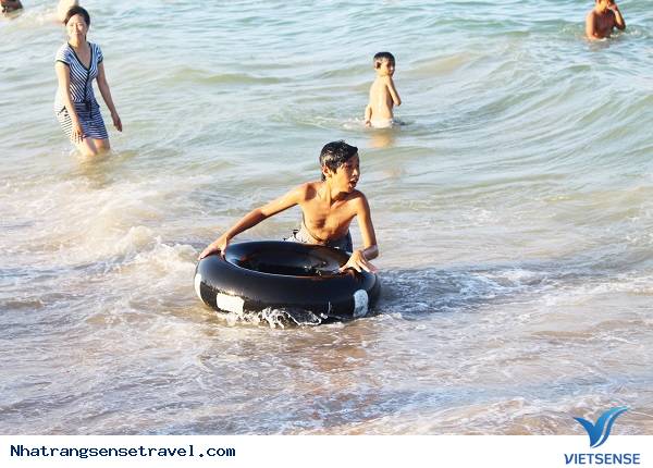 khách thăm quan Tới Nha Trang Đổ Xô Tắm Biển Giải Nhiệt - Ảnh 4