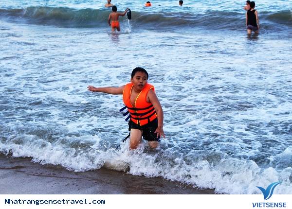 khách thăm quan Tới Nha Trang Đổ Xô Tắm Biển Giải Nhiệt - Ảnh 3