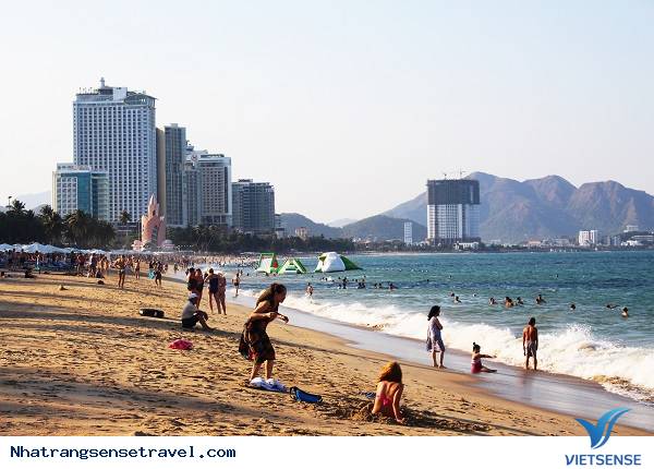 khách thăm quan Tới Nha Trang Đổ Xô Tắm Biển Giải Nhiệt - Ảnh 1