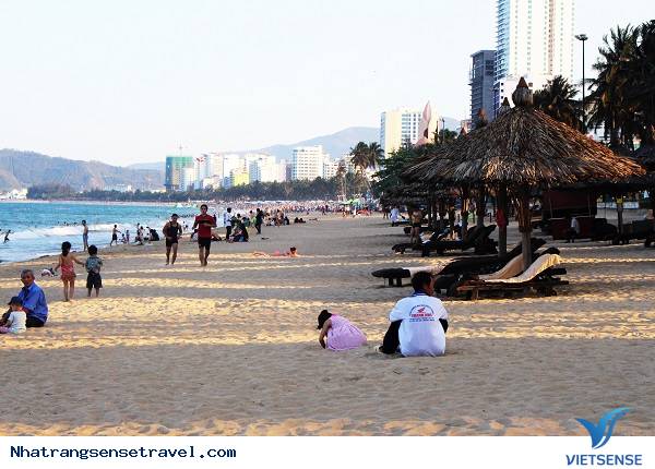 khách thăm quan Tới Nha Trang Đổ Xô Tắm Biển Giải Nhiệt - Ảnh 12