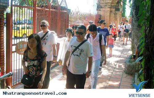 khách thăm quan Trung Quốc Ồ Ạt Đổ Bộ Nha Trang – Mừng Ít Lo Nhiều ? - Ảnh 3