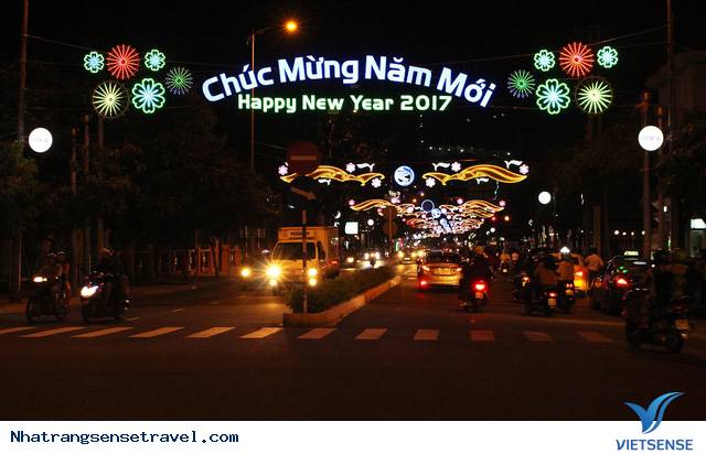 Khách Nước Ngoài Thích Thú Đón Năm Mới Trên Phố Tây Nha Trang - Ảnh 14