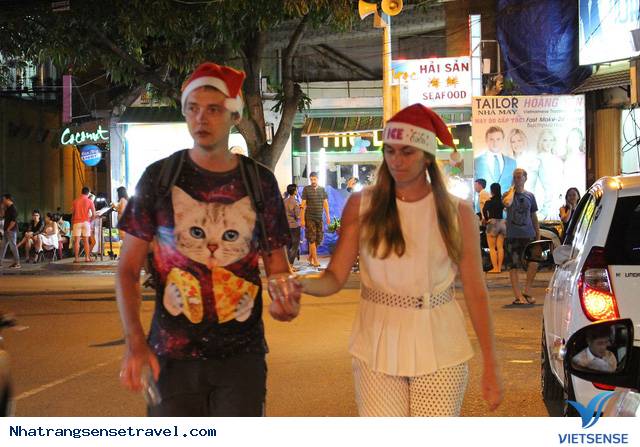 Khách Nước Ngoài Thích Thú Đón Năm Mới Trên Phố Tây Nha Trang - Ảnh 5