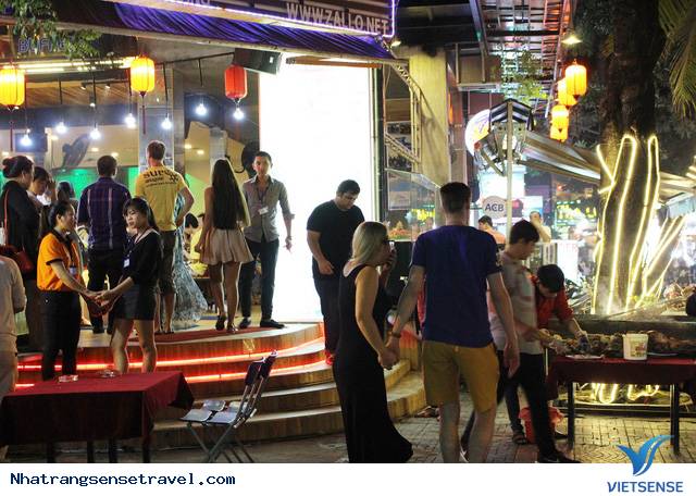 Khách Nước Ngoài Thích Thú Đón Năm Mới Trên Phố Tây Nha Trang - Ảnh 3