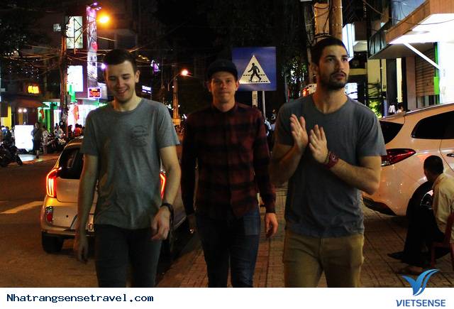 Khách Nước Ngoài Thích Thú Đón Năm Mới Trên Phố Tây Nha Trang - Ảnh 10