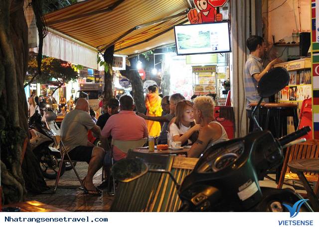 Khách Nước Ngoài Thích Thú Đón Năm Mới Trên Phố Tây Nha Trang - Ảnh 6