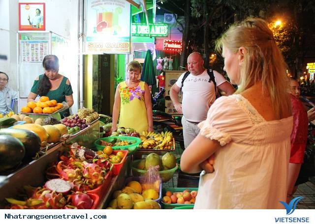 Khách Nước Ngoài Thích Thú Đón Năm Mới Trên Phố Tây Nha Trang - Ảnh 8