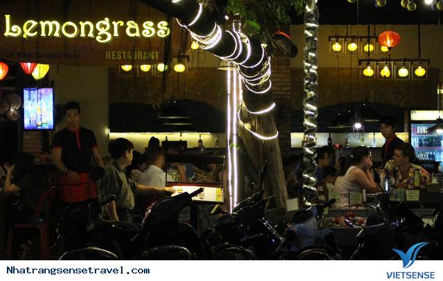 Khách Nước Ngoài Thích Thú Đón Năm Mới Trên Phố Tây Nha Trang - Ảnh 12