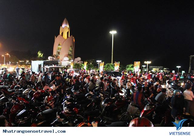 Khách Nước Ngoài Thích Thú Đón Năm Mới Trên Phố Tây Nha Trang - Ảnh 2