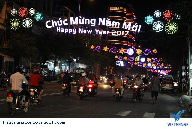 Khách Nước Ngoài Thích Thú Đón Năm Mới Trên Phố Tây Nha Trang - Ảnh 1