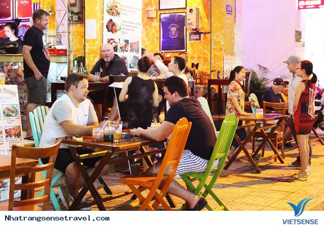 Khách Nước Ngoài Thích Thú Đón Năm Mới Trên Phố Tây Nha Trang - Ảnh 4